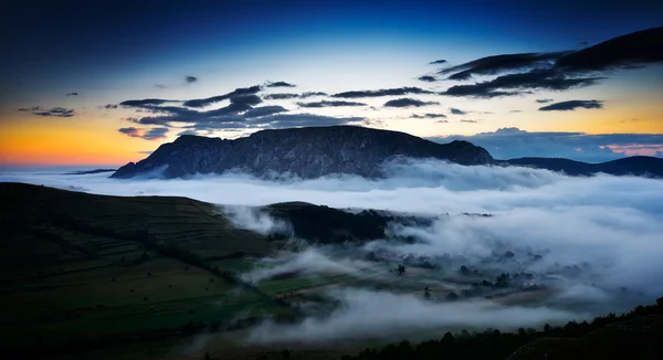 Gyönyörű hegyi táj, a ködös reggel Alba, Romania — Stock Fotó