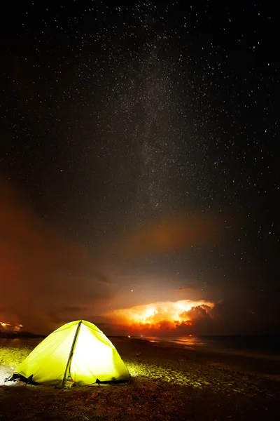 Camping na plaży latem — Zdjęcie stockowe