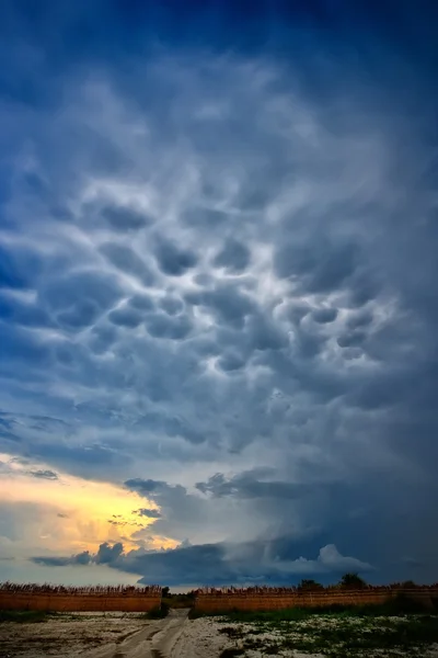 Bouřlivá oblaka formace na Vadu beach, Rumunsko — Stock fotografie