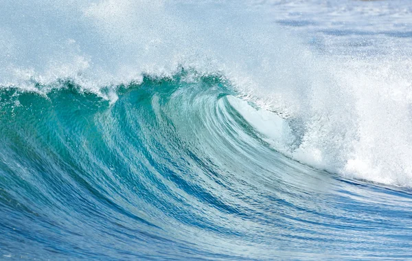 Grande onda quebrando na costa - fundo de verão — Fotografia de Stock
