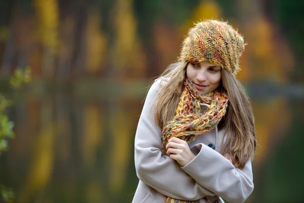 Young woman outdoor in autumn — Stock Photo, Image