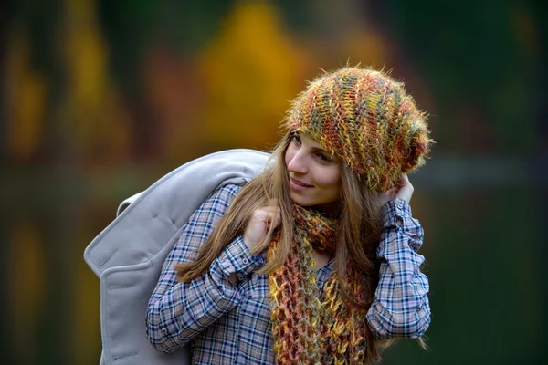 Jonge vrouw buiten in de herfst — Stockfoto