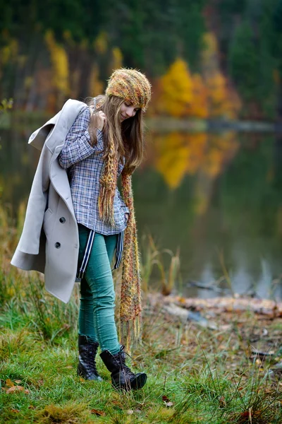 Unga leende kaukasisk kvinna utomhus på hösten — Stockfoto