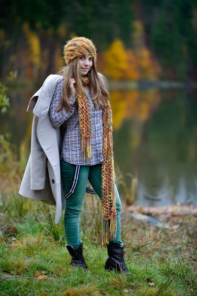 Joven sonriente mujer caucásica al aire libre en otoño —  Fotos de Stock