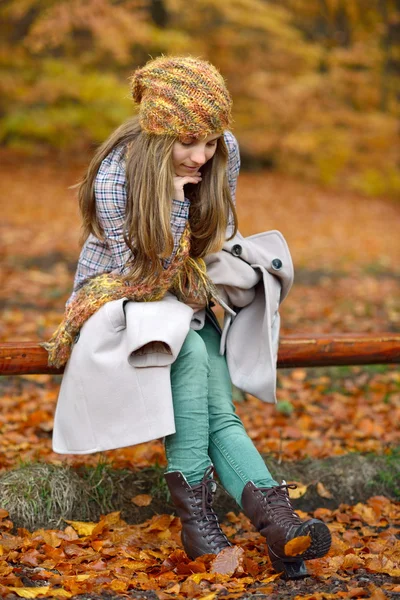 Young woman outdoor in autumn — Stock Photo, Image