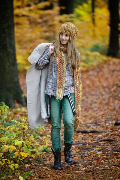 Giovane donna sorridente ritratto all'aperto in autunno — Foto Stock