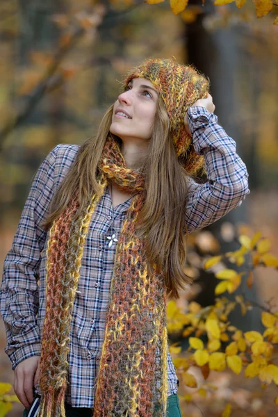 Joven mujer sonriente retrato al aire libre en otoño —  Fotos de Stock