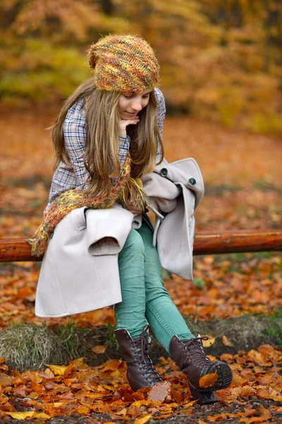 Junge Frau im Herbst im Freien — Stockfoto