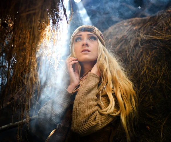 Güzel kadın rahatlatıcı sonbahar saman içinde — Stok fotoğraf