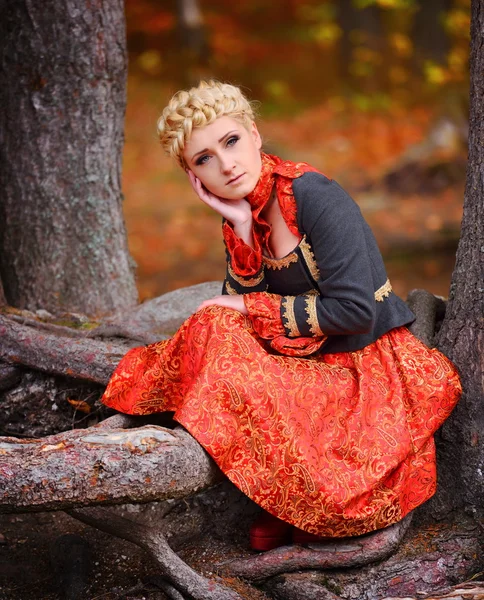 Mulher elegante bonita na floresta de outono — Fotografia de Stock