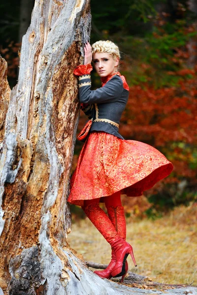 Hermosa mujer elegante en el bosque de otoño — Foto de Stock