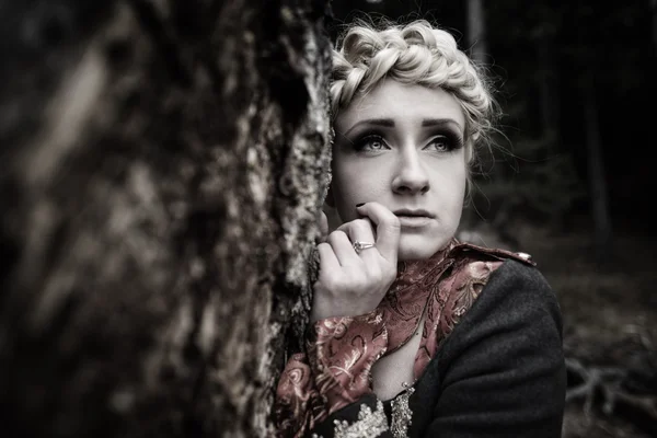 Mooie elegante vrouw in herfst bos — Stockfoto