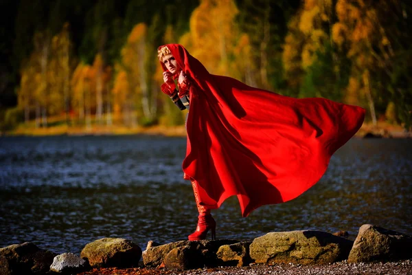 Beautiful elegant woman by mountain lake in autumn — Stock Photo, Image