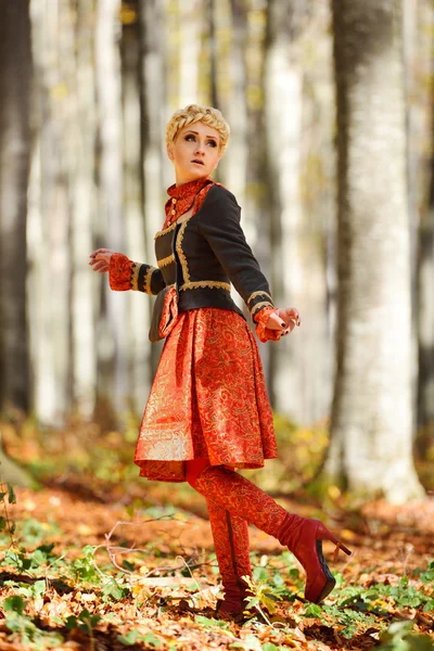 Mulher elegante bonita na floresta de outono — Fotografia de Stock
