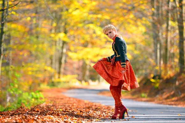 Krásná elegantní žena v podzimním lese — Stock fotografie