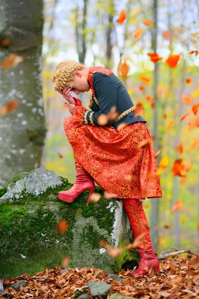 Sonbahar ormandaki güzel zarif kadın — Stok fotoğraf