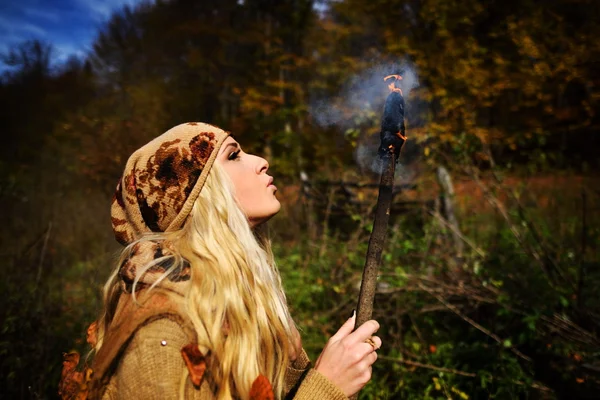 Hermosa mujer joven al aire libre en el día de otoño —  Fotos de Stock