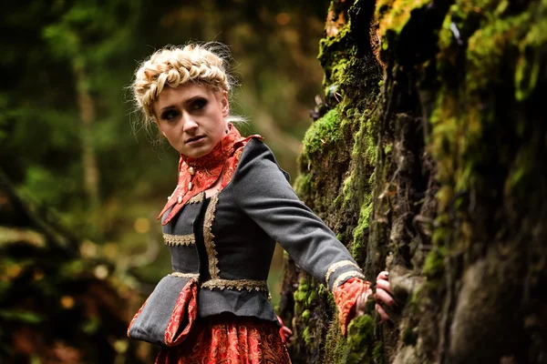 Hermosa mujer rubia elegante en el bosque de otoño —  Fotos de Stock