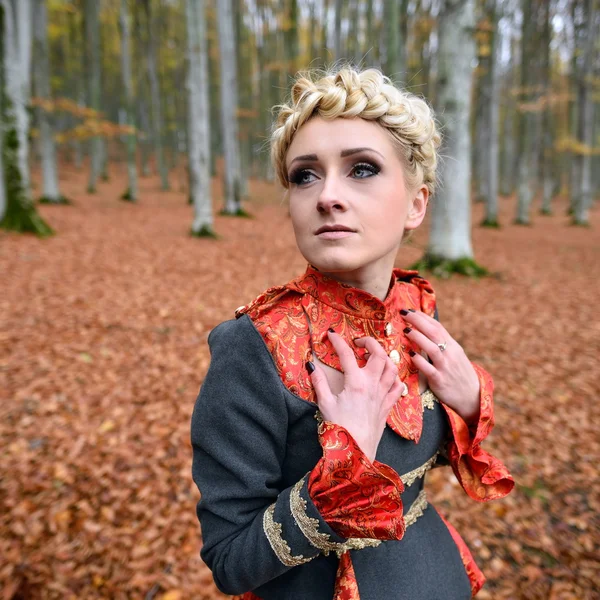 Mulher elegante bonita na floresta de outono — Fotografia de Stock