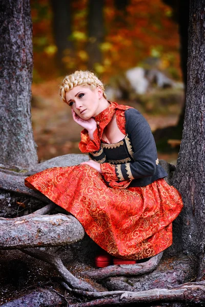 Hermosa mujer rubia elegante en el bosque de otoño — Foto de Stock