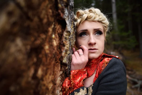 Hermosa mujer rubia elegante en el bosque de otoño — Foto de Stock