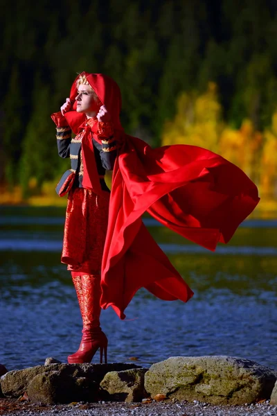 Piękny elegancki kobieta przez górskie jeziora jesienią — Zdjęcie stockowe