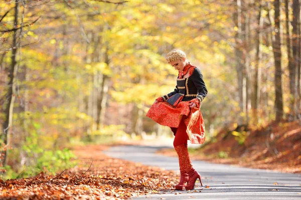 Krásná elegantní blondýnka v podzimním lese — Stock fotografie