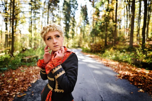 Mulher loira elegante bonita na floresta de outono — Fotografia de Stock