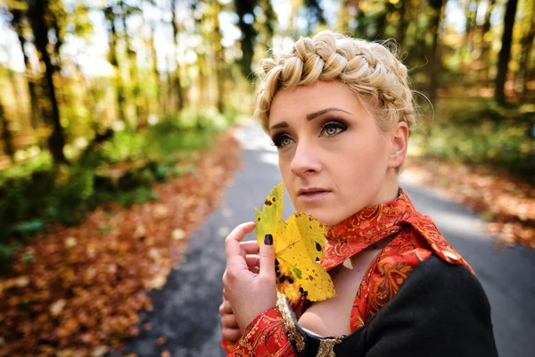 Az őszi erdő gyönyörű elegáns szőke nő — Stock Fotó