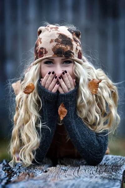 Genç kadın portre sonbaharda açık — Stok fotoğraf