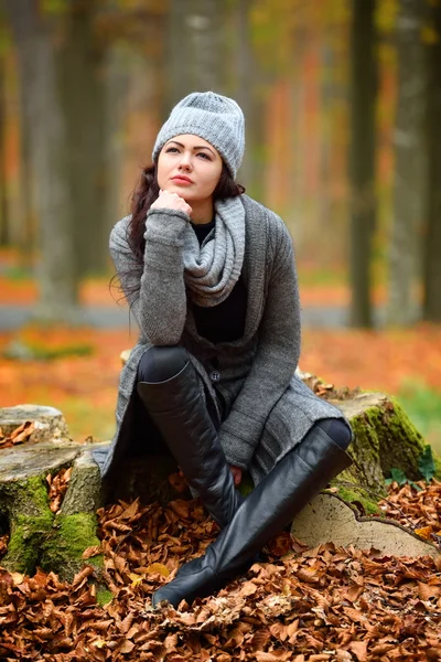 Giovane donna all'aperto in autunno — Foto Stock