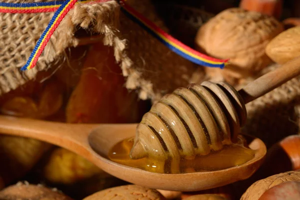 Miel doré et fruits décortiqués — Photo