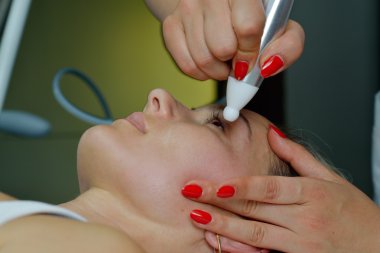 genç bir kadın kozmetik tedavisi sırasında