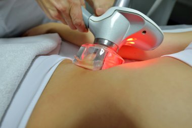 genç kadın kozmetik vücut bakımı sırasında