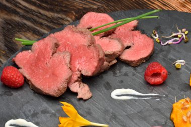 Kızarmış ördek eti dilimleri 