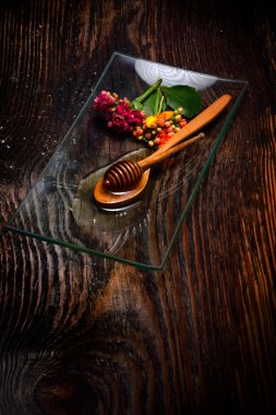 plaka üzerinde altın bal