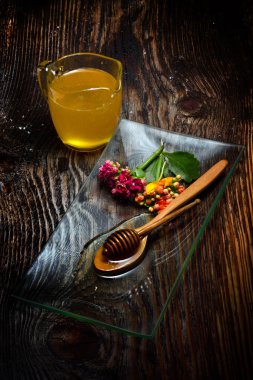 Altın bal plaka ve renkli çiçekler