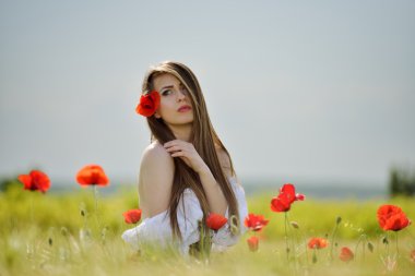 Bahar tahıl sahada güzel gülümseyen kız