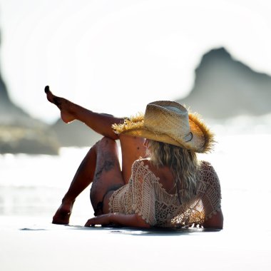 yaz tatili sahilde oturan genç kadın