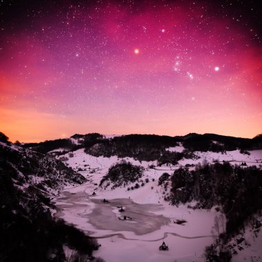 gece - Fundatura Ponorului, Rom kışın dağ manzarası