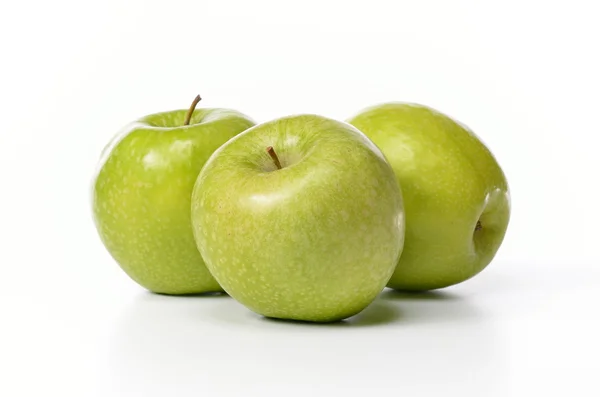 흰 배경에 분리되어 있는 싱싱 한 녹색 사과 — 스톡 사진