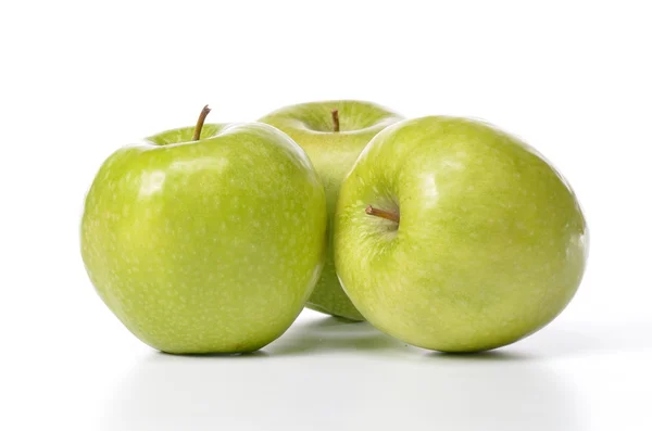 Свежие зеленые яблоки на белом фоне — стоковое фото