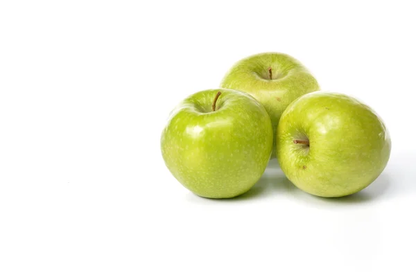 흰 배경에 분리되어 있는 싱싱 한 녹색 사과 — 스톡 사진