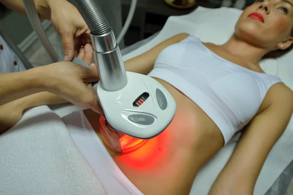 Young woman during cosmetic body treatment — Stock Photo, Image