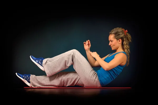 Bella giovane donna che si esercita in palestra — Foto Stock