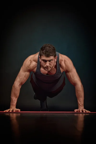 Athletic young man exercising — Stock Photo, Image