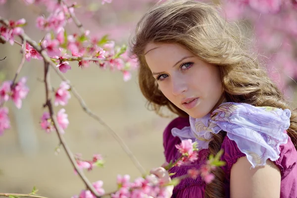 Mooie vrouw portret buiten in het voorjaar van — Stockfoto