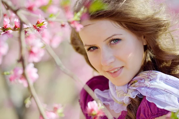 Mooie vrouw portret buiten in het voorjaar van — Stockfoto