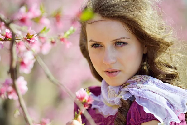 Vacker kvinna porträtt utomhus under våren — Stockfoto