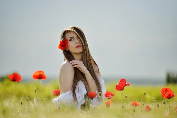 Красивая улыбающаяся девушка на зерновом поле весной — стоковое фото